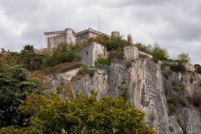 Comment la Bastille domine Grenoble du haut de son rocher de calcaire ?