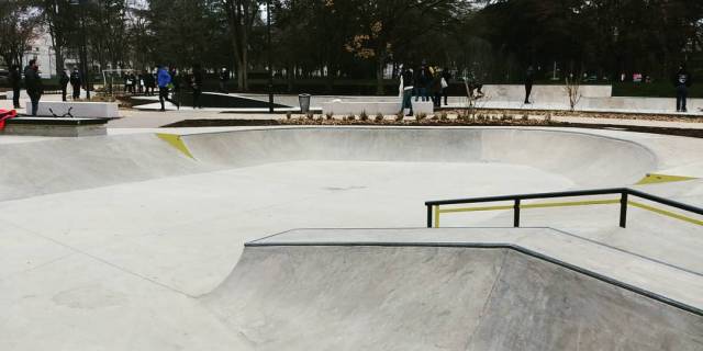 Le skatepark de la Plaine des sports de Dijon (21) : une structure béton pour les fans de glisse