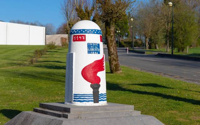 La Voie de la Liberté : 1 149 bornes en ciment rose pour relier la Normandie et la Belgique !