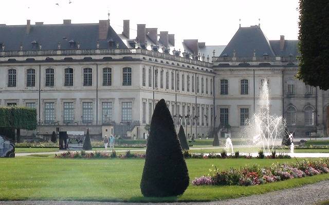 Treize incendies et toujours debout, le Château de Lunéville : un véritable phénix de pierre